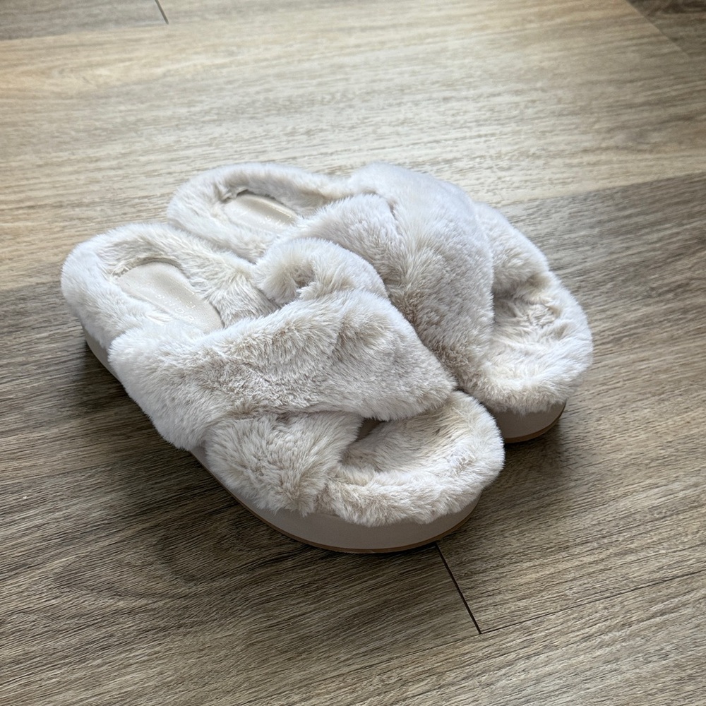 Shu Shop Cozy Cream Faux Fur Women's Slippers